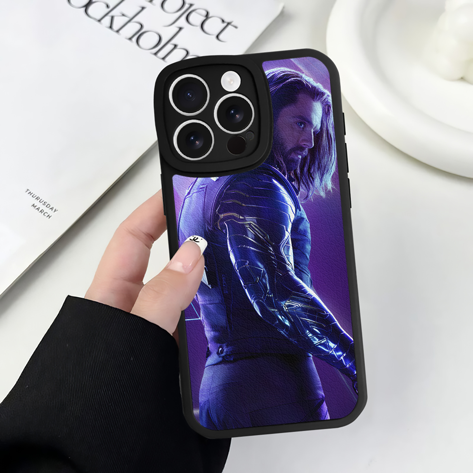 （画像用） アベンジャーズ The Avengers 【iPhone 16シリーズ対応】シリコンスマホケース（レザー調） 材質：シリコン